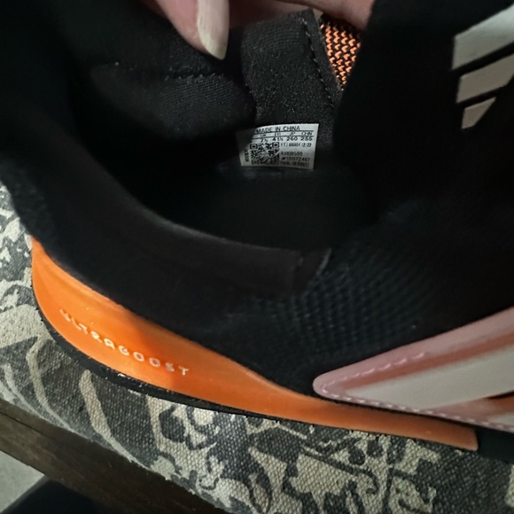 Adidas Ultraboost Size 9 - Picture 6 of 6